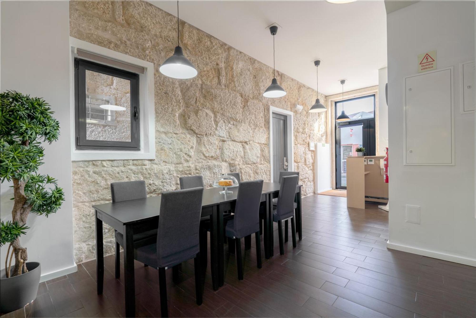 Host Wise - Cozy House W Balcony Appartamento Oporto