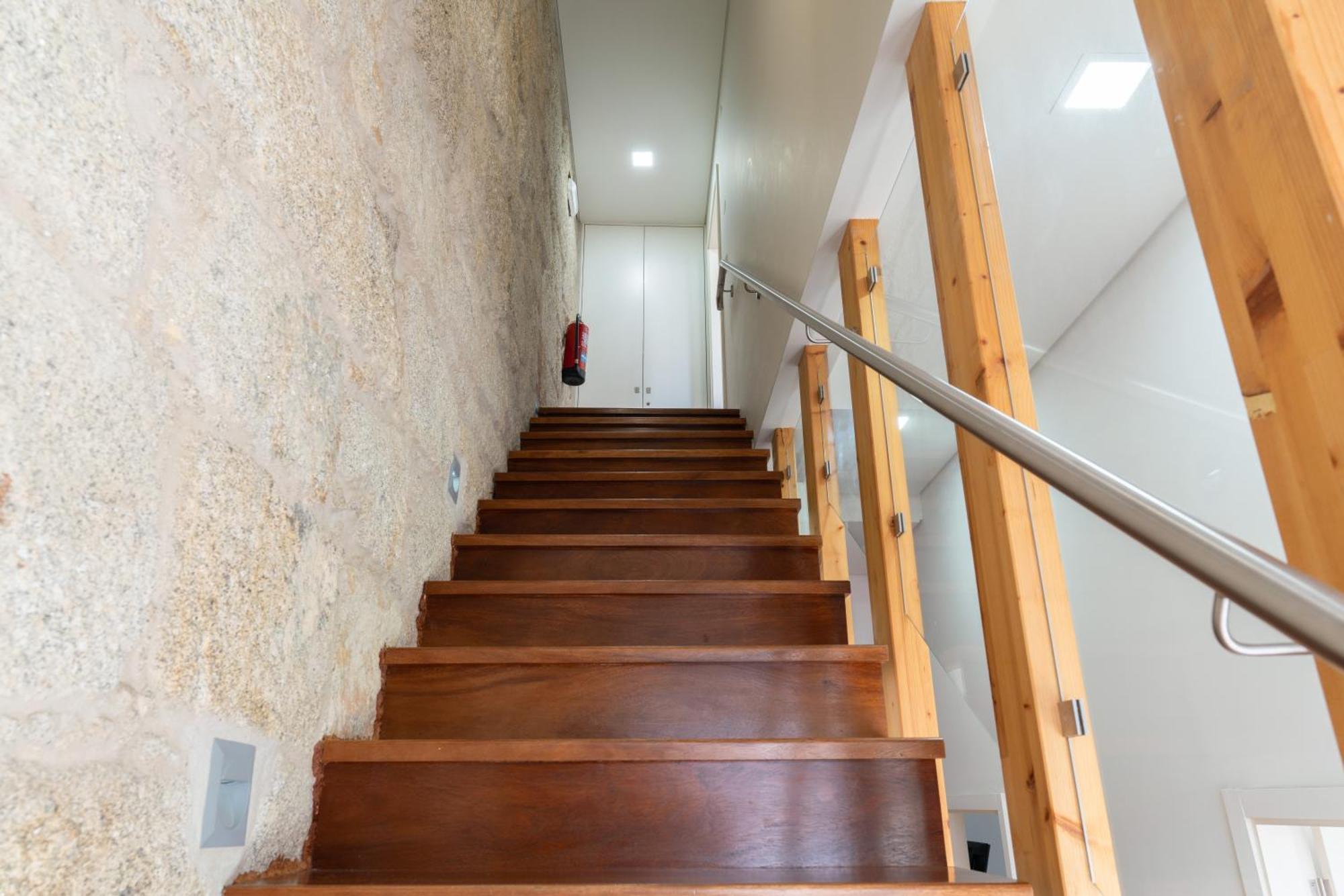 Host Wise - Cozy House W Balcony Oporto